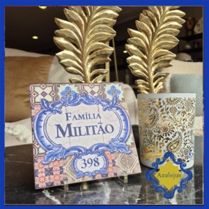 Azulejo impresso sobre uma mesa com o texto Familia Militao, 398.